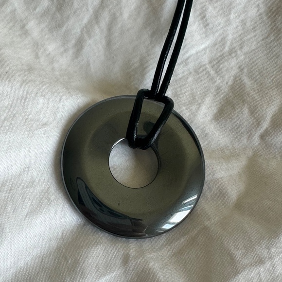 Vintage stylish elegant leather cord dark grey onyx donut pendant necklace - Picture 4 of 11